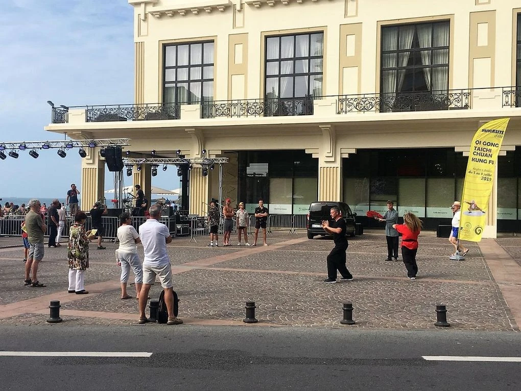 Les démonstrations publiques devant le casino de Biarritz...