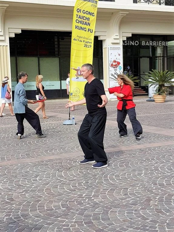 Les démonstrations publiques devant le casino de Biarritz...