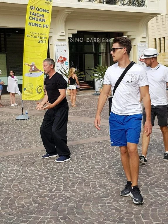 Les démonstrations publiques devant le casino de Biarritz...