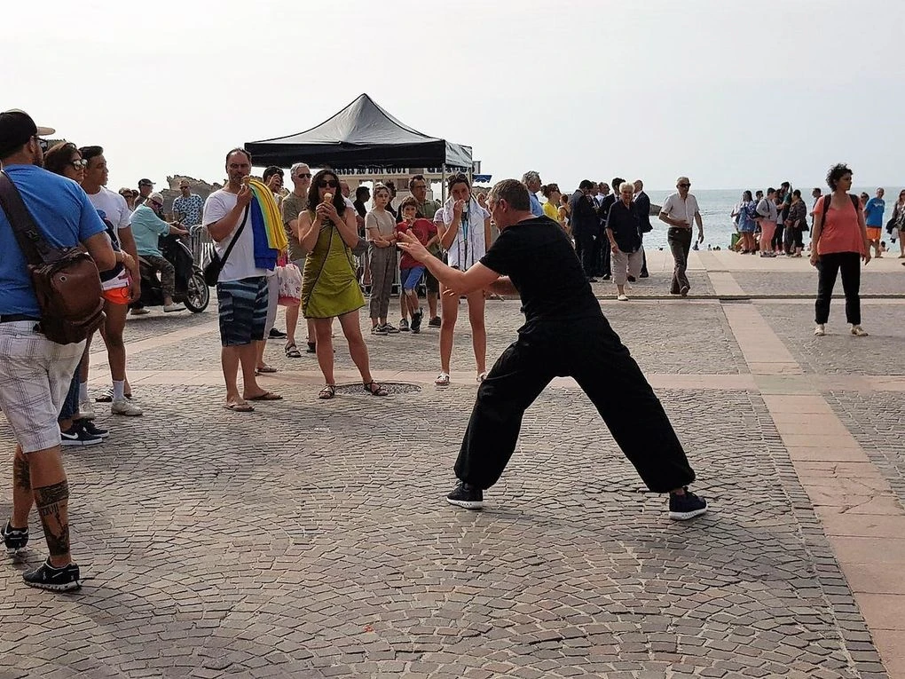 Les démonstrations publiques devant le casino de Biarritz...