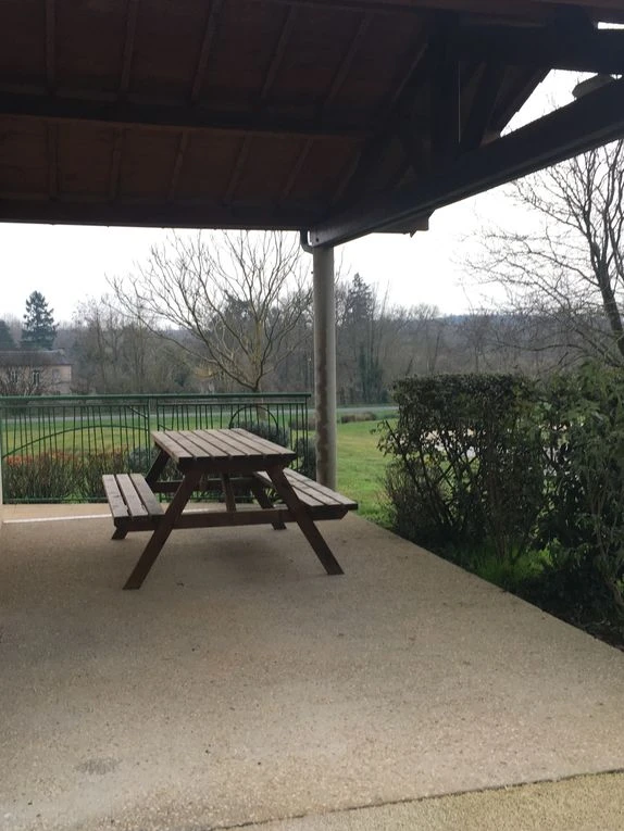 Salon, cuisine, salle de bain, la terrasse