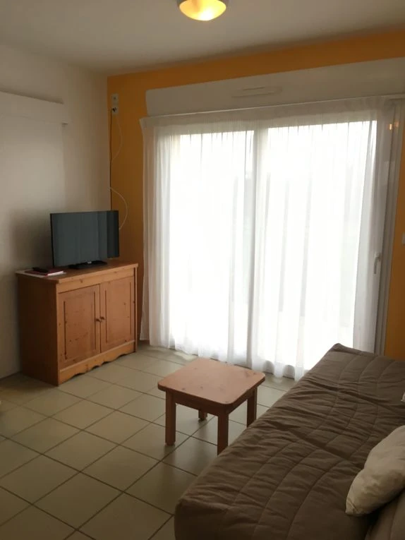 Salon, cuisine, salle de bain, la terrasse